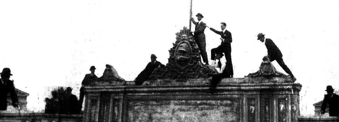 Fotografía de la Toma del Rectorado de la Universidad de Córdoba en 1918.