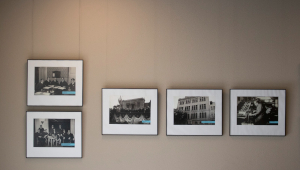 La imagen presenta una muestra fotográfica histórica de la Facultad de Filosofía y Letras (UBA).