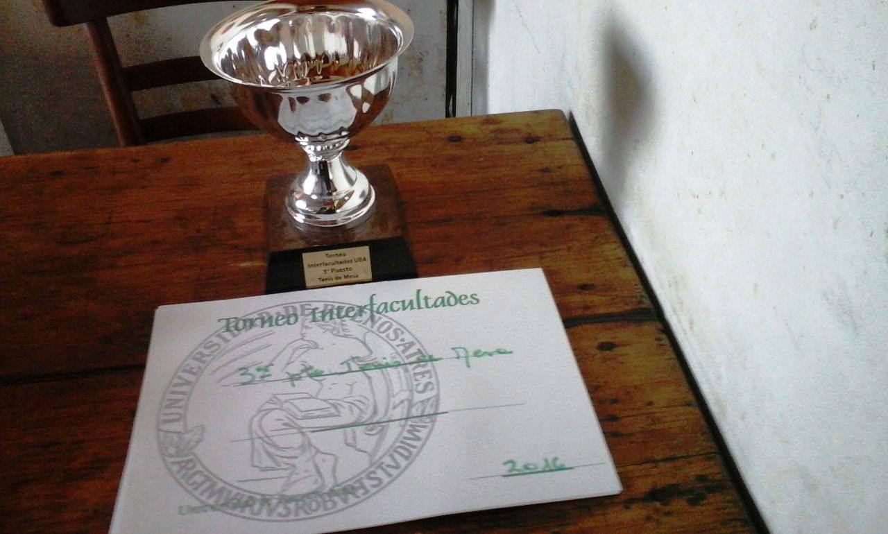 La imagen muestra la copa del tercer puesto del Torneo Interfacultades UBA 2016, ganada por el equipo de Filo:UBA.