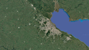 La imagen presenta una imagen satelital centrada en la Ciudad de Buenos Aires y que alcanza al norte de la provincia de Buenos Aires, parte del sur de las provincias de Entre Ríos y Santa Fe y de Uruguay y la desembocadura del Río de la Plata.