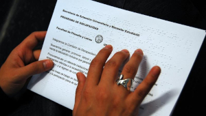 La imagen muestra unas manos leyendo un folleto en braille y castellano del Programa de Accesibilidad de la Secretaría.