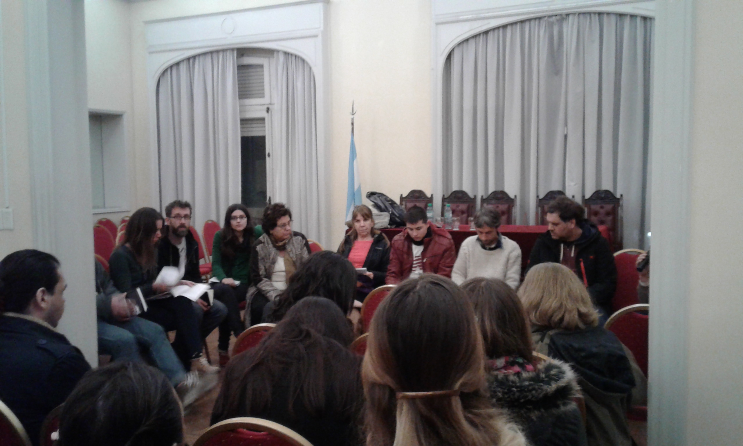 La imagen muestra la sala llena de asistentes al Foro de Literatura y Derechos Humanos en la Sociedad Argentina de Escritores.