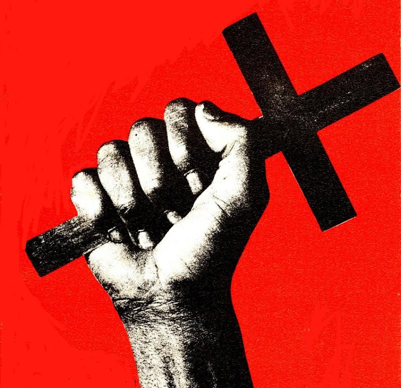 La imagen muestra una mano sosteniendo firmemente una cruz, sobre un fondo rojo.