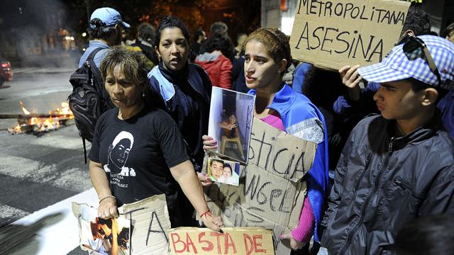 Manifestantes exigiendo justicia por el caso de Lucas Cabello.