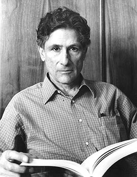 La imagen muestra al pensador palestino Edward Said con un libro en sus manos.