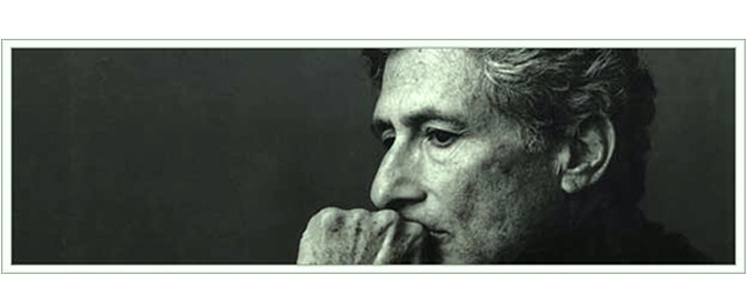 La foto muestra el perfil izquierdo del académico palestino Edward Said en una actitud pensativa.